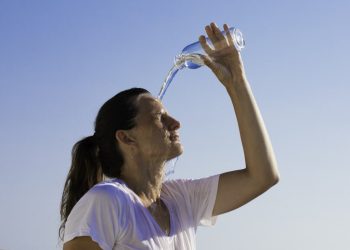 Salud Pública recomienda tomar mucha agua y no exponerse tanto al sol tras calor extremo