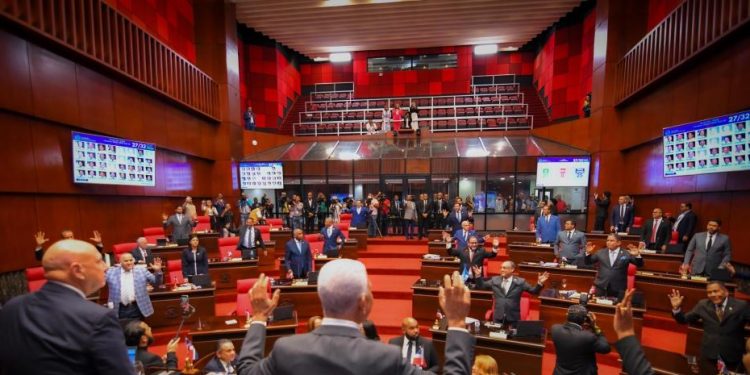 Senadores aprueban el presupuesto complementario