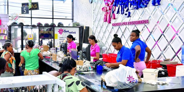 Tiendas chinas usan personal dominicano en lugar de haitianos