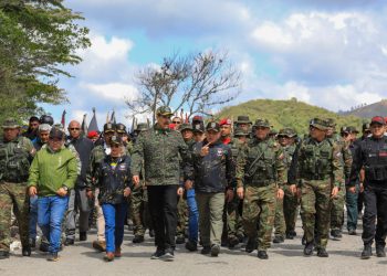 Dos aviones de Venezuela sobrevuelan un barco de Estados Unidos