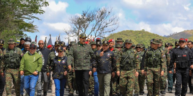 Dos aviones de Venezuela sobrevuelan un barco de Estados Unidos
