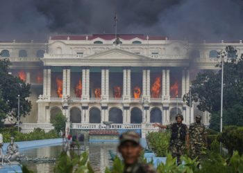 Muere quemada esposa de exprimer ministro de Nepal durante un ataque por manifestantes