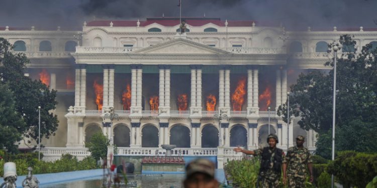 Muere quemada esposa de exprimer ministro de Nepal durante un ataque por manifestantes