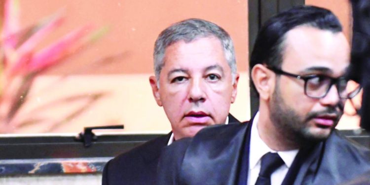 Querellantes desisten de acción contra exministro y reclaman liberación de pago pendiente