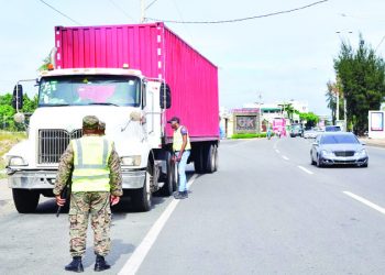 Multan a choferes de vehículos pesados por violar ley de tránsito