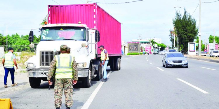 Multan a choferes de vehículos pesados por violar ley de tránsito