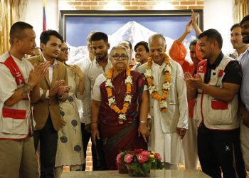 Mujer asume en Nepal como primera ministra