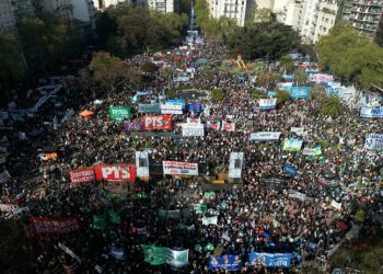 En Argentina marchan contra vetos de Milei a fondos para educación y salud