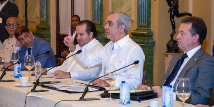 Abinader se reúne con empresarios y productores; pasa balance sobre economía y el desarrollo del país