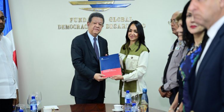 Leonel Fernández recibe a Faride Raful y a la Comisión de Reforma Policial