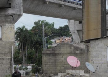 Traslado de familias en el Puente de la 17 se ejecuta entre quejas y acuerdos