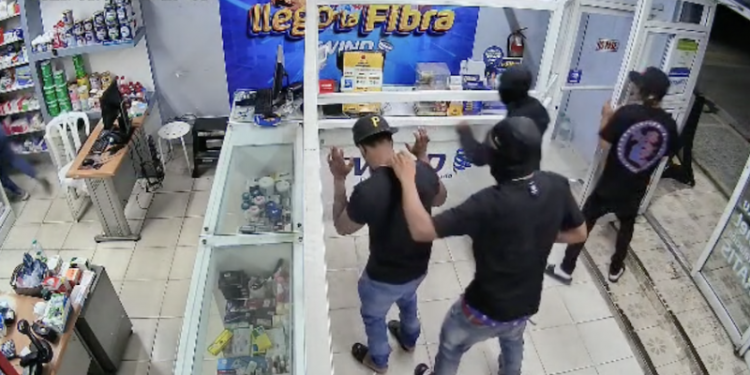 Grupo de delincuentes atraca a mano armada una farmacia de Paya, en Baní