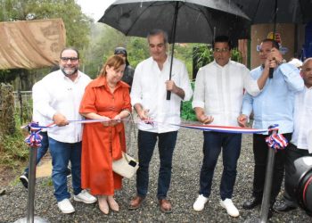 Abinader inaugura una carretera que impulsará el ecoturismo en Constanza