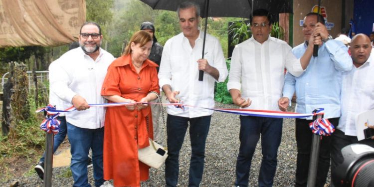 Abinader inaugura una carretera que impulsará el ecoturismo en Constanza