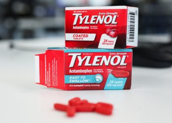 Fabricante de Tylenol rechaza afirmaciones de Trump sobre limitar su uso en embarazo