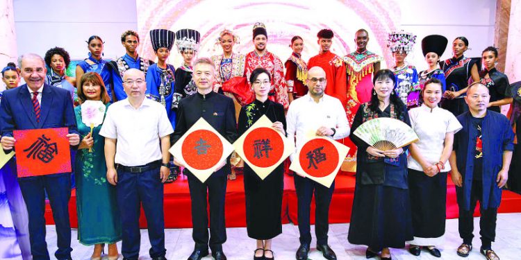 Embajada China realiza recepción por el 76 aniversario de fundación de la República Popular China