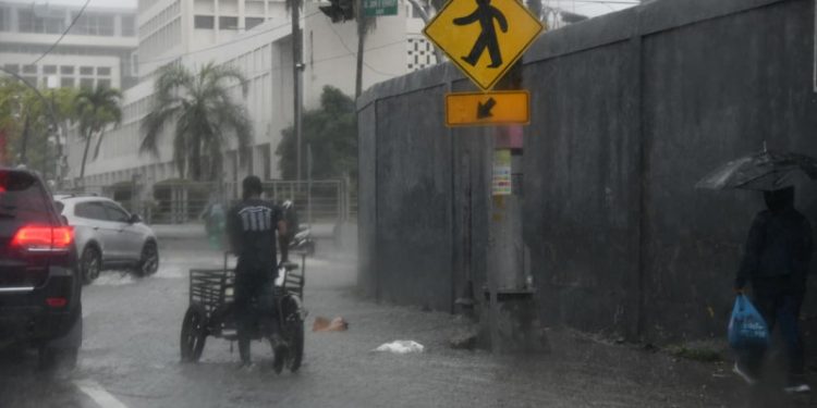 Gobierno suspende labores del sector público a partir del mediodía en provincias en alerta roja