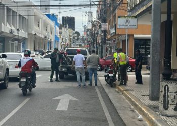 Retiran motocicletas de aceras para garantizar el tránsito peatonal en Santiago