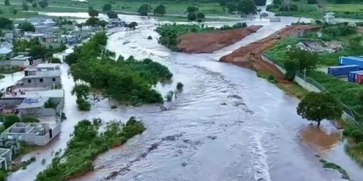 Desbordamiento de río Masacre inunda viviendas en Juana Méndez y plantaciones de arroz en Dajabón