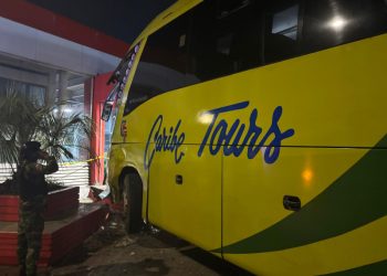 Caribe Tours dice jeepeta que no respetó semáforo provocó que conductor colisionara contra estación