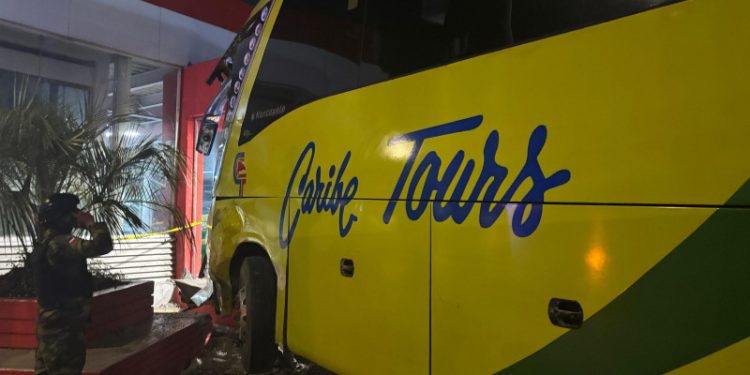Caribe Tours dice jeepeta que no respetó semáforo provocó que conductor colisionara contra estación