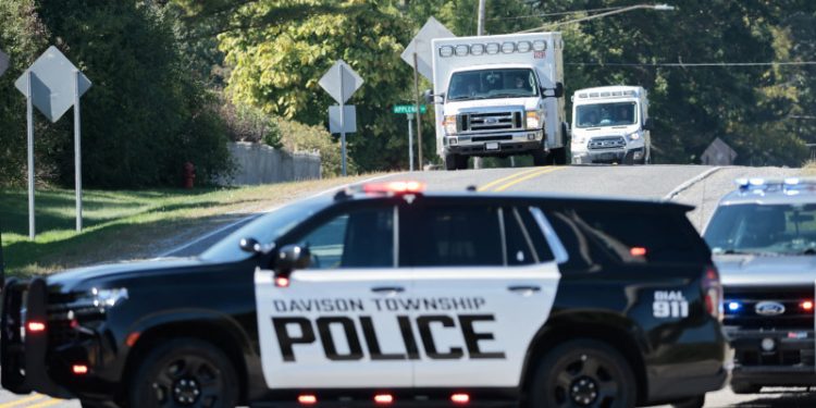 Un muerto y varios heridos tras tiroteo e incendio en iglesia mormona en EEUU