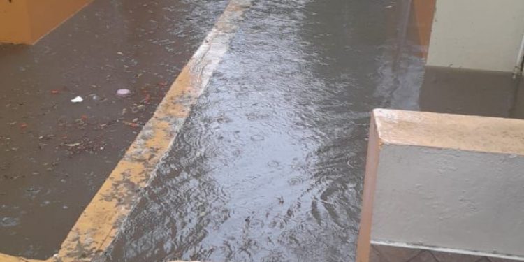 Fuertes lluvias provocan inundaciones en varios sectores de Santiago