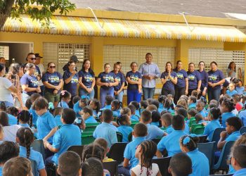 Empresaria Ana Núñez impulsa la educación en Villa Bao con entrega solidaria de mochilas y útiles escolares