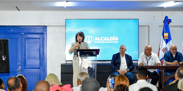 Alcaldía de Santiago y FEDA realizan conferencia “Siembra tu Pueblo” dirigida a empleados municipales