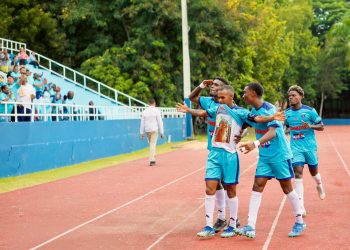 La pasión celeste se impone: Salcedo FC gana y es líder otra vez