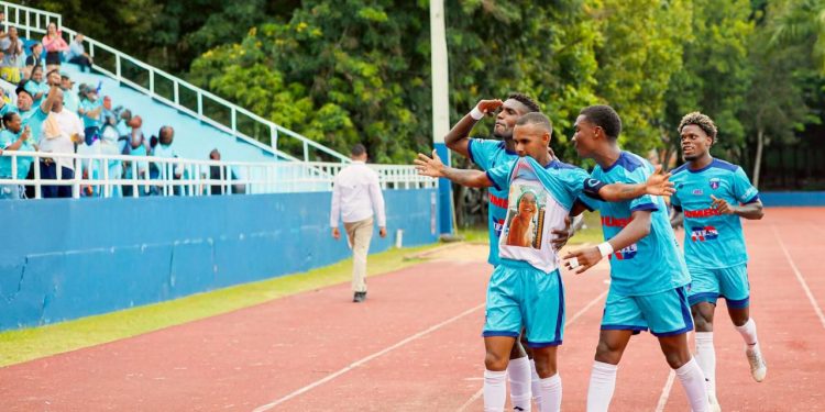 La pasión celeste se impone: Salcedo FC gana y es líder otra vez