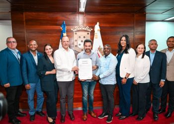 Alcaldía de Santiago reconoce al actor Manny Pérez como “Hijo Adoptivo” de la ciudad