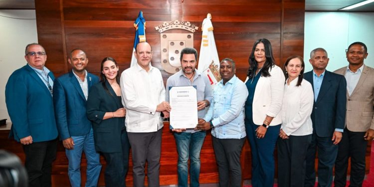 Alcaldía de Santiago reconoce al actor Manny Pérez como “Hijo Adoptivo” de la ciudad