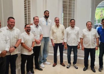 Abinader anuncia construcción de arena para baloncesto en Tamboril