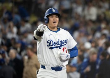 ¡Historia pura! Ohtani conecta tres jonrones y lanza seis ceros para llevar a los Dodgers a la Serie Mundial