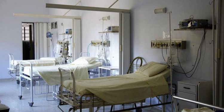 Colombia destapa escándalo en el sistema de salud: $2,3 billones facturados a personas fallecidas