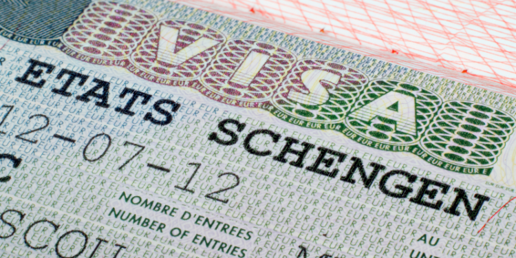 El espacio Schengen ya no usará sellos en pasaportes y ahora opta por registrar datos biométricos