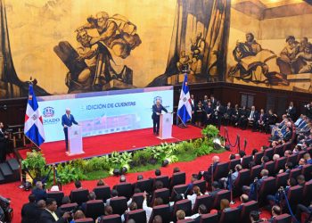 Empresarios buscan transferir a Trabajo autorización para excederse en contratación de extranjeros