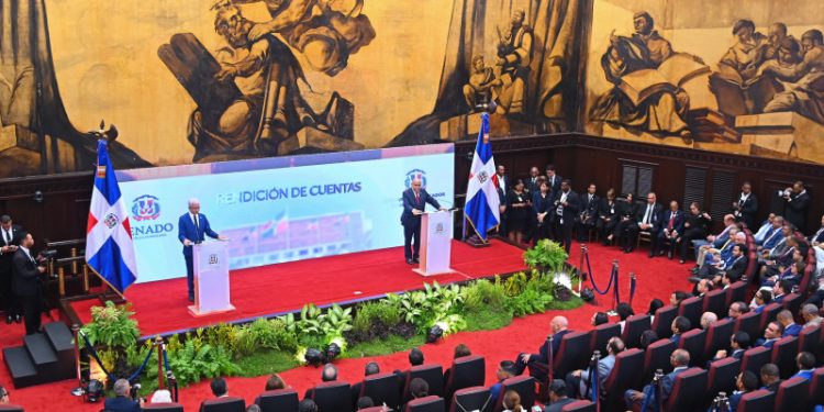 Empresarios buscan transferir a Trabajo autorización para excederse en contratación de extranjeros