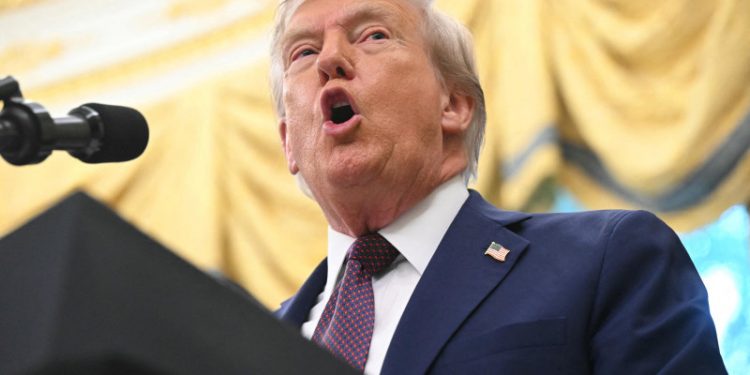 Trump anuncia los primeros despidos por el "shutdown" del gobierno de EEUU