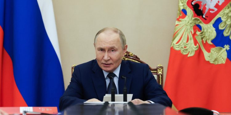 Vladímir Putin dirige ejercicios nucleares tras el aplazamiento de la cumbre con Trump