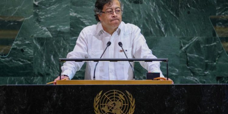 Petro urge a la Fiscalía a actuar ante ataque de EEUU a supuesta narcolancha colombiana