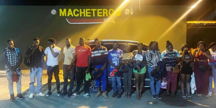 Ejército detiene jeepeta con 14 indocumentados haitianos en Mao