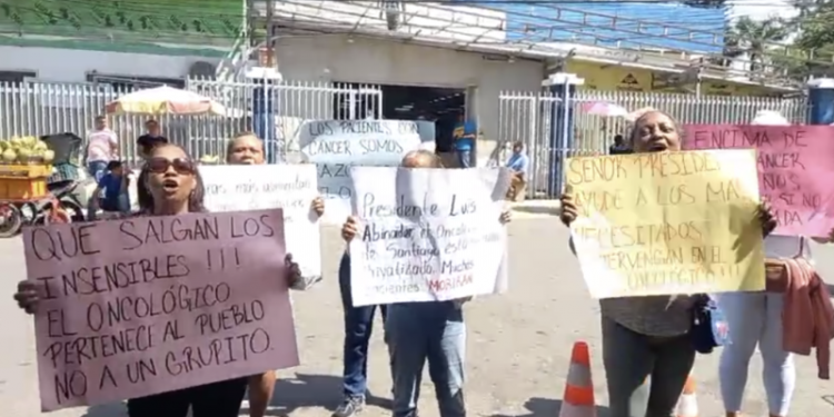 Pacientes protestan frente al Oncológico del Cibao