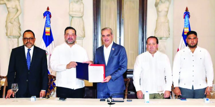 Gobierno advierte "sectores oscuros" ya no podrán apropiarse de áreas protegidas