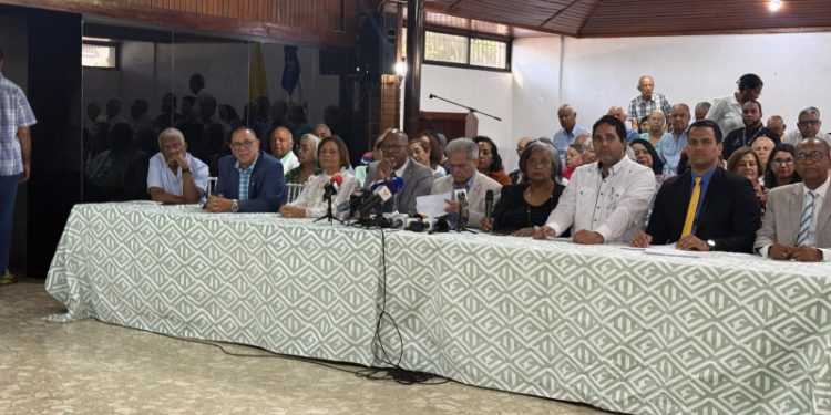 Médicos pensionados recibirán aumento salarial a partir de enero 2026