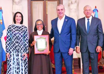 Abinader honra a envejecientes y entrega premios anuales