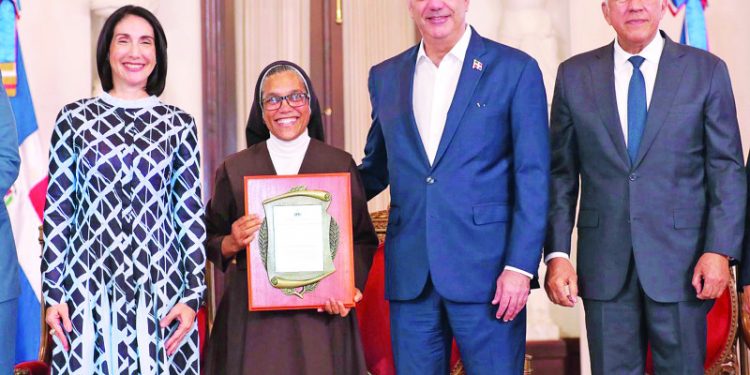 Abinader honra a envejecientes y entrega premios anuales