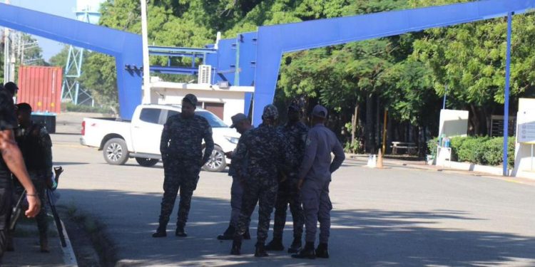 Evacúan personal de la zona franca Codevi, por manifestación de haitianos en Juana Méndez