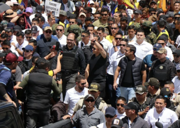 Presidente de Ecuador sale ileso de ataque a balazos a su caravana